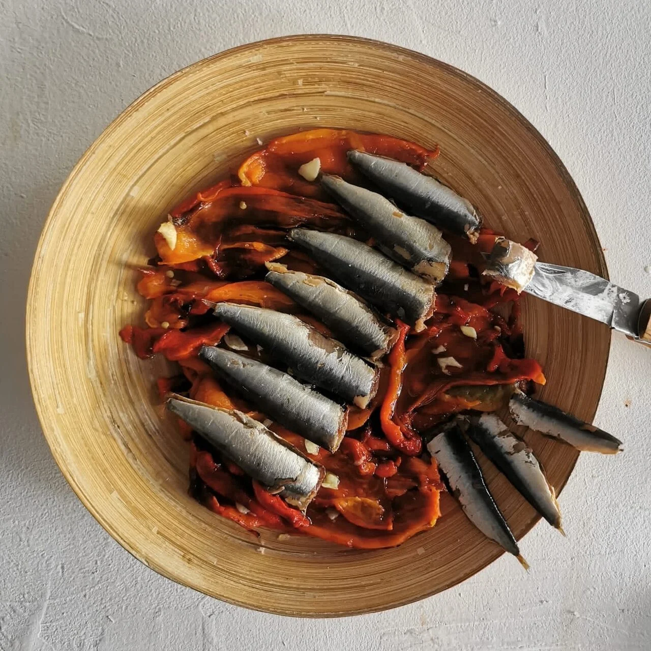 Poivrons à l'huile et sardines fumées