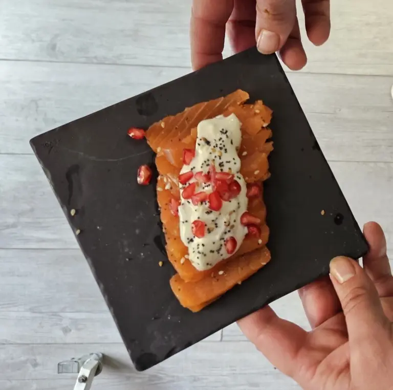 Toast de saumon fumé, crème à l'échalote et grenade
