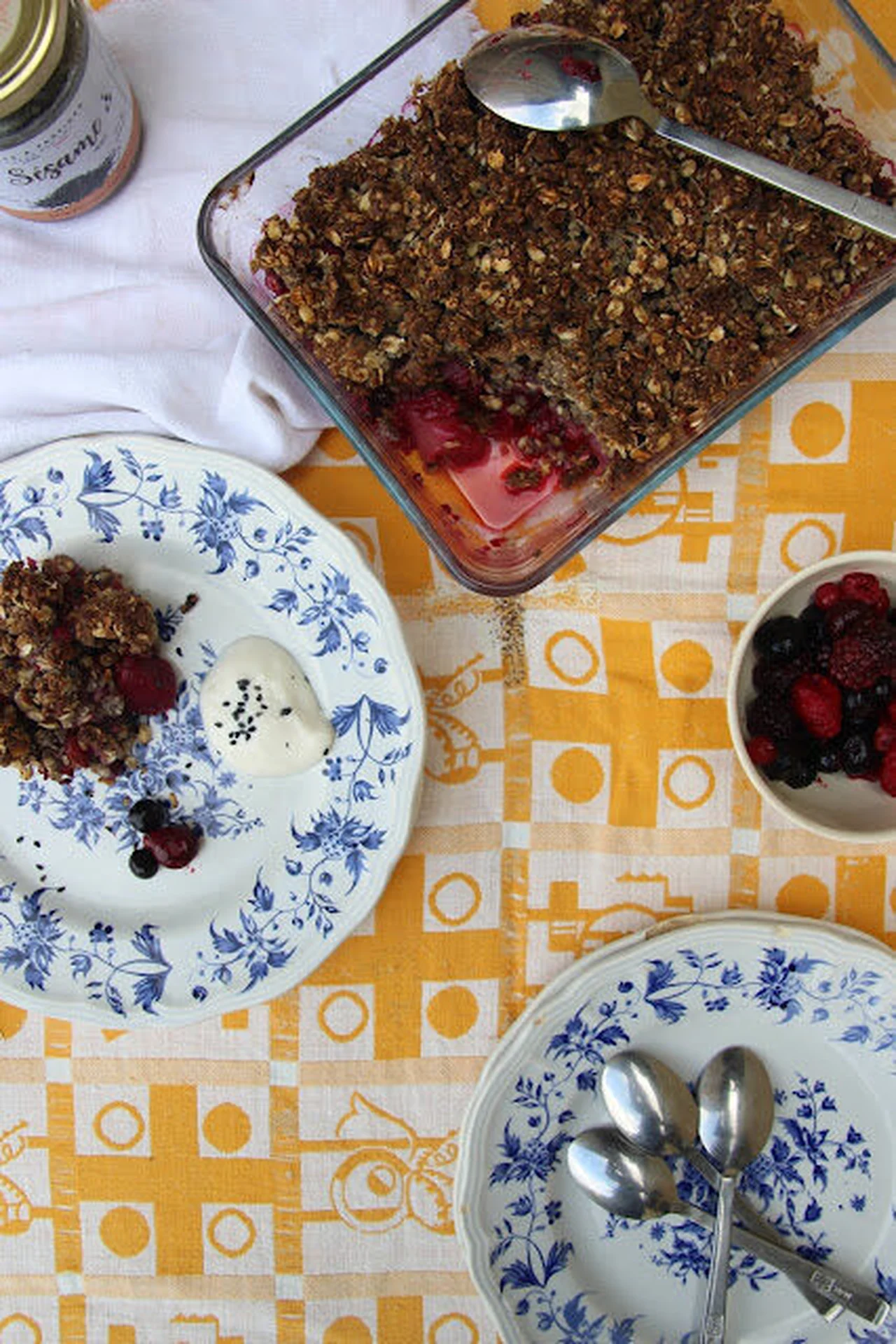Crumble sésame noir et fruits rouges