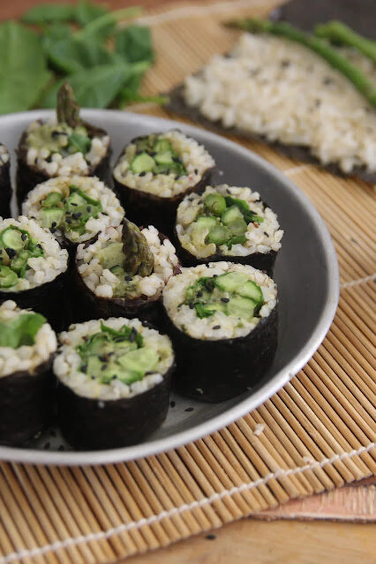 Makis asperges, concombre, crème à l'ail des ours