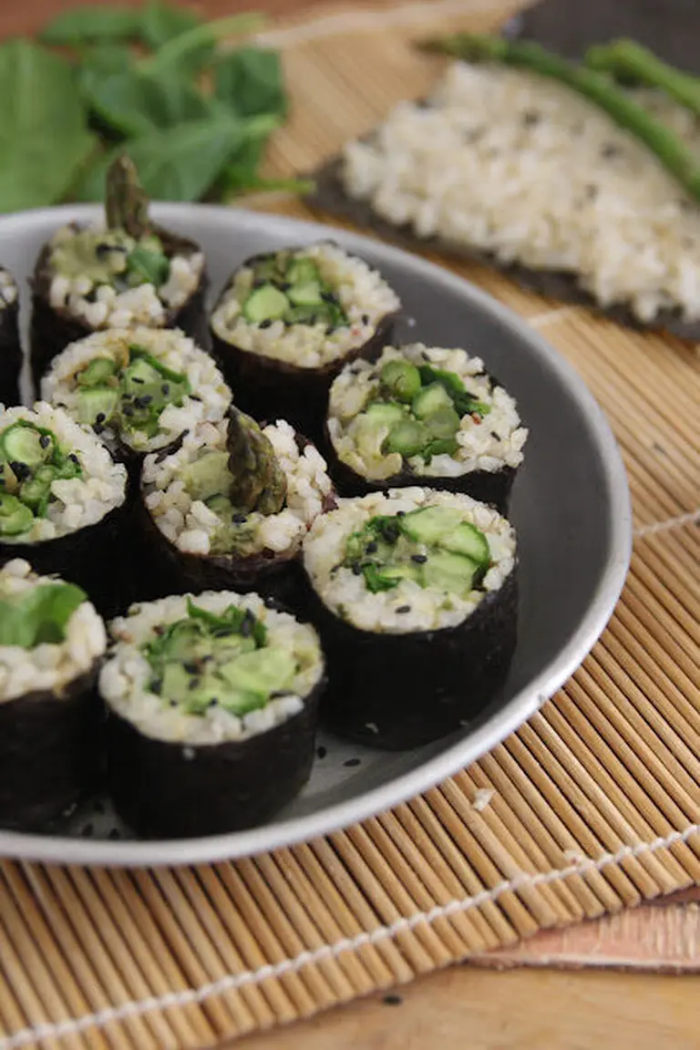 Makis asperges, concombre, crème à l'ail des ours