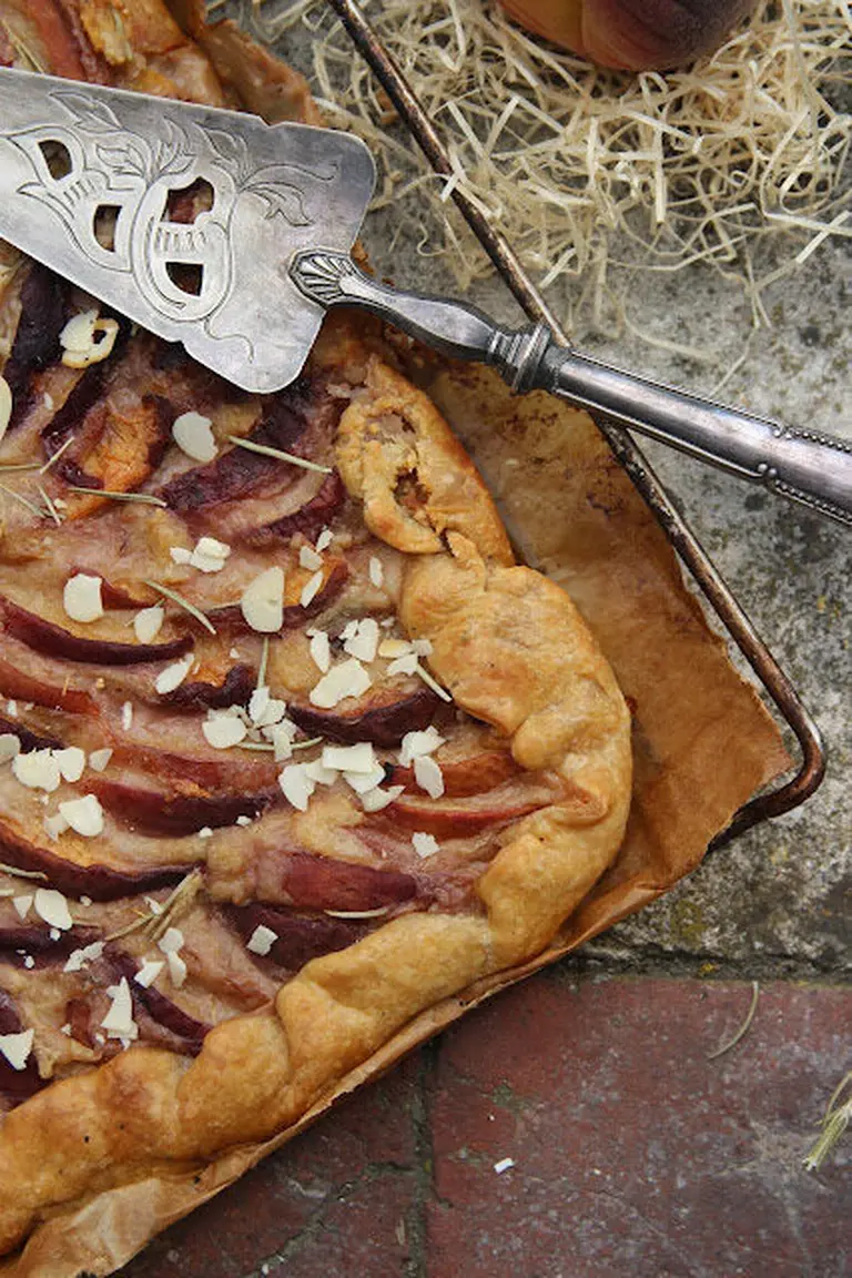 Tarte pêche romarin et fleur d'oranger