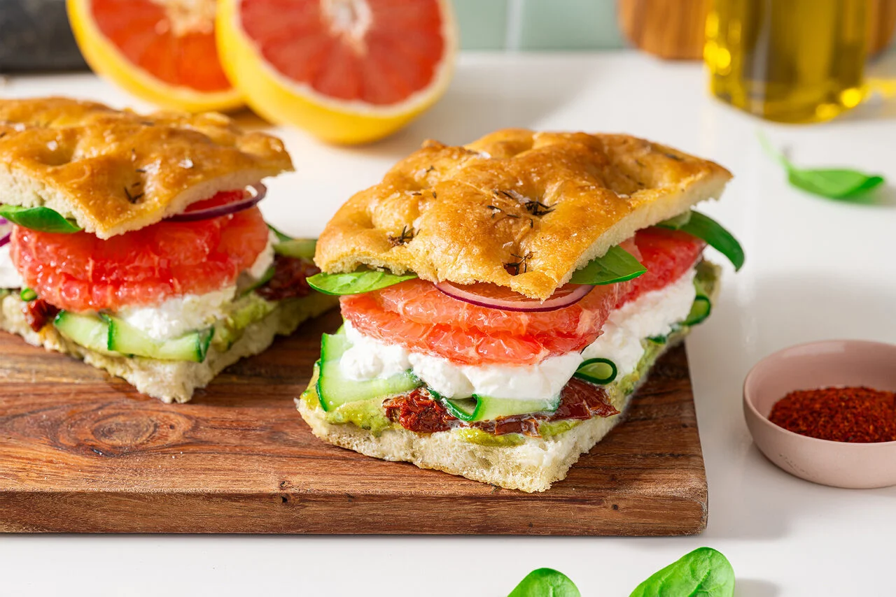 Veggie sandwich focaccia au pamplemousse rose