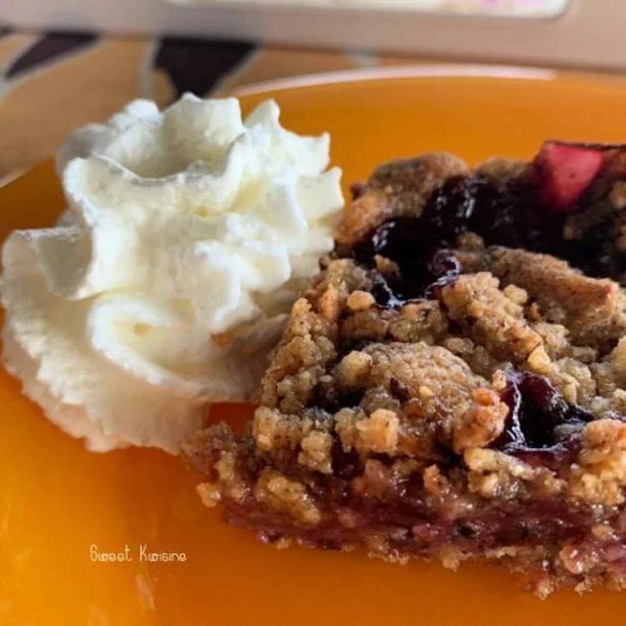 Tarte crumble fruits rouges et noix de pécan