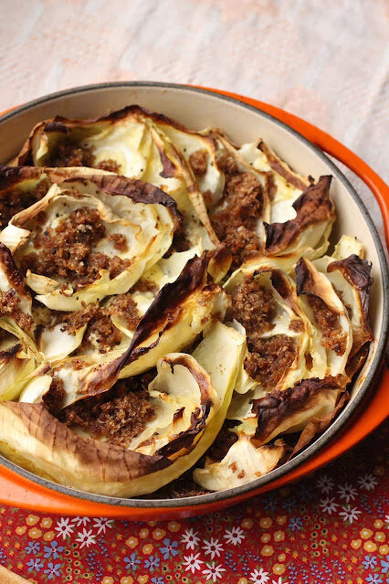 Chou blanc au four à la crème et au pain de seigle