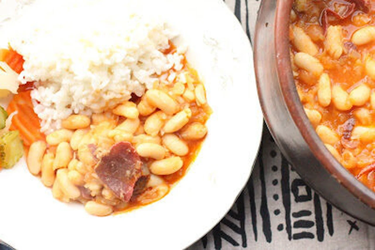 Haricots blancs mijotés à la tomate et au pastirma