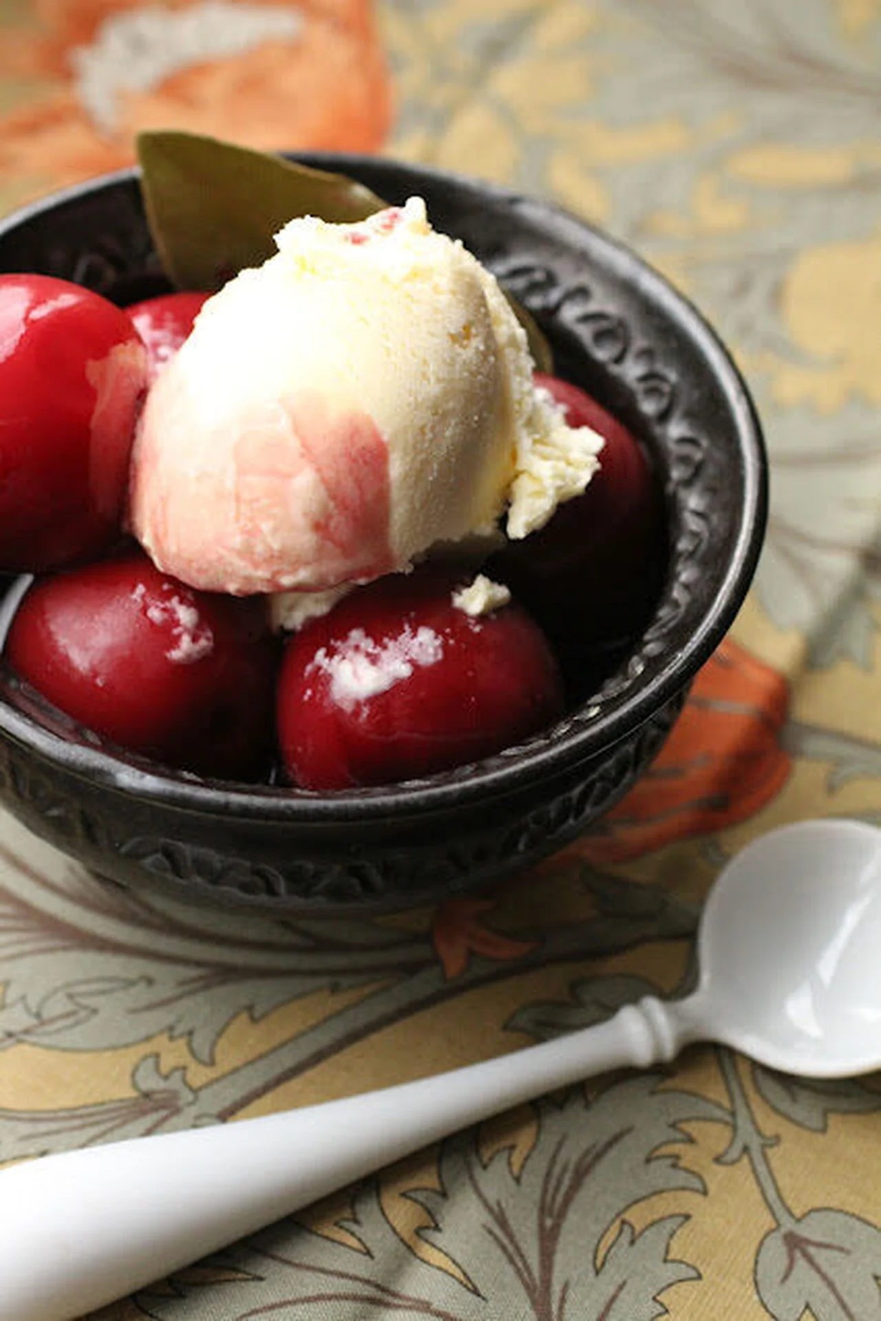 Prunes au vin rouge et glace au mascarpone