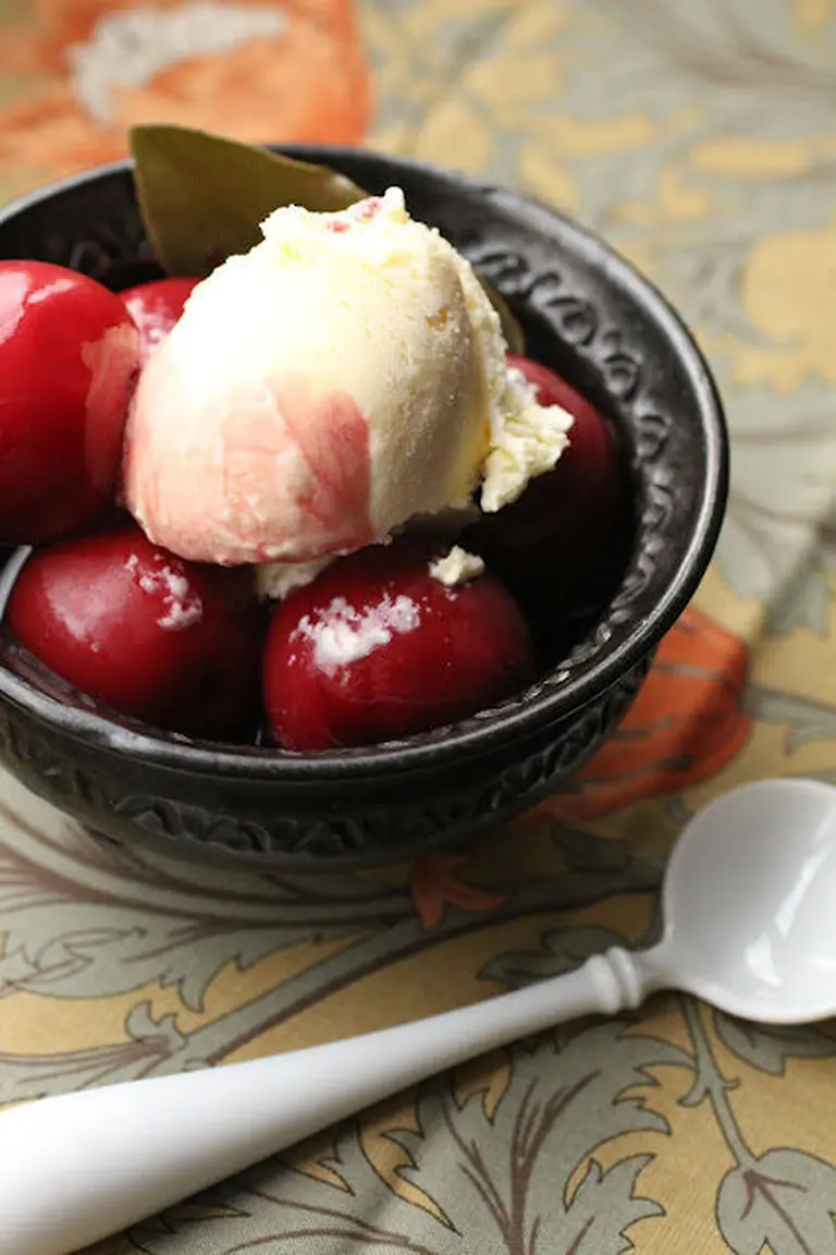 Prunes au vin rouge et glace au mascarpone
