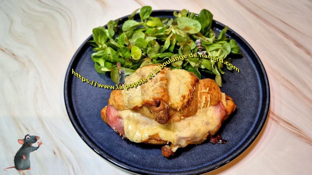 Croissants au jambon, bacon et fromages