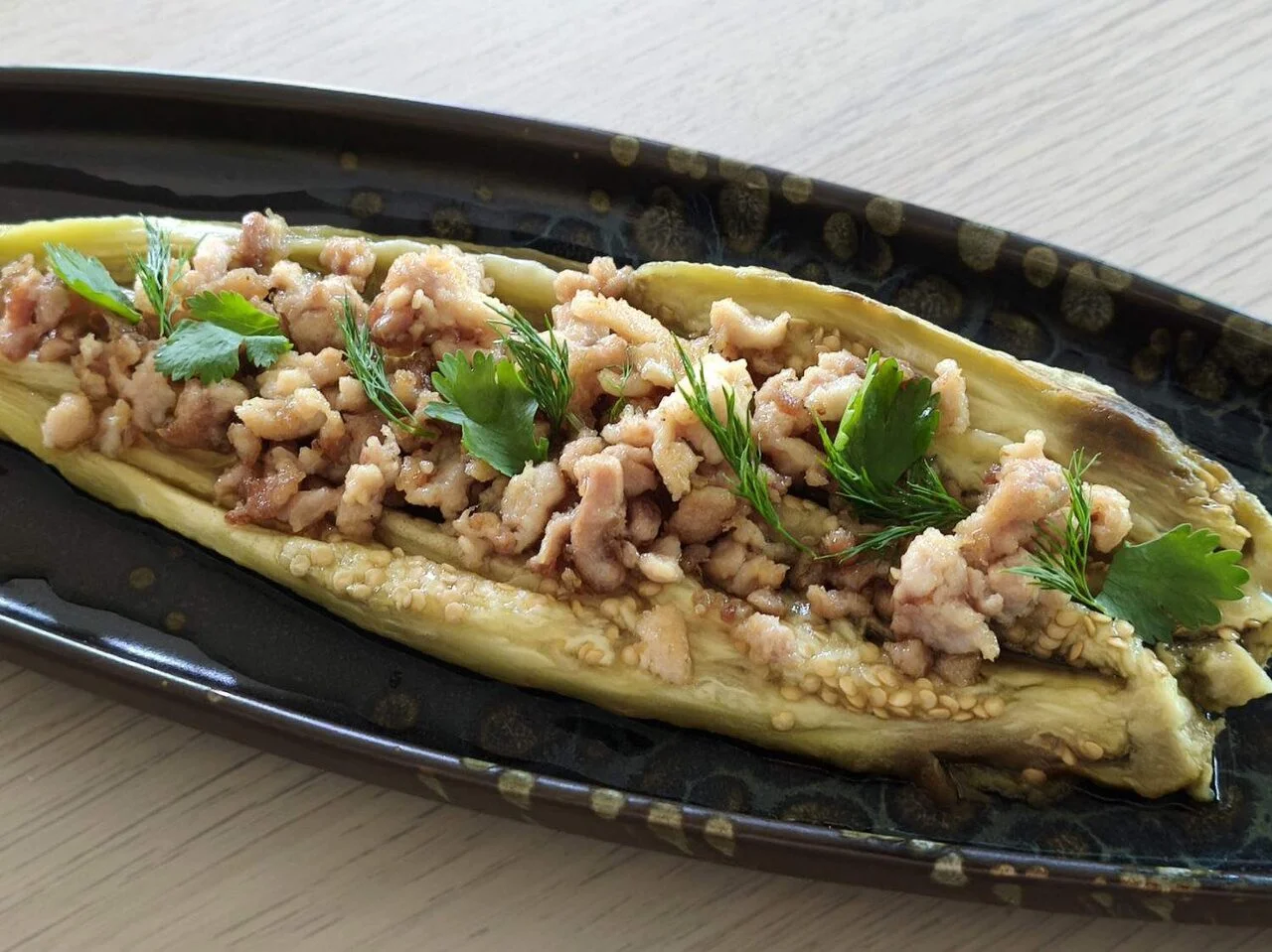 Aubergines grillées au poulet