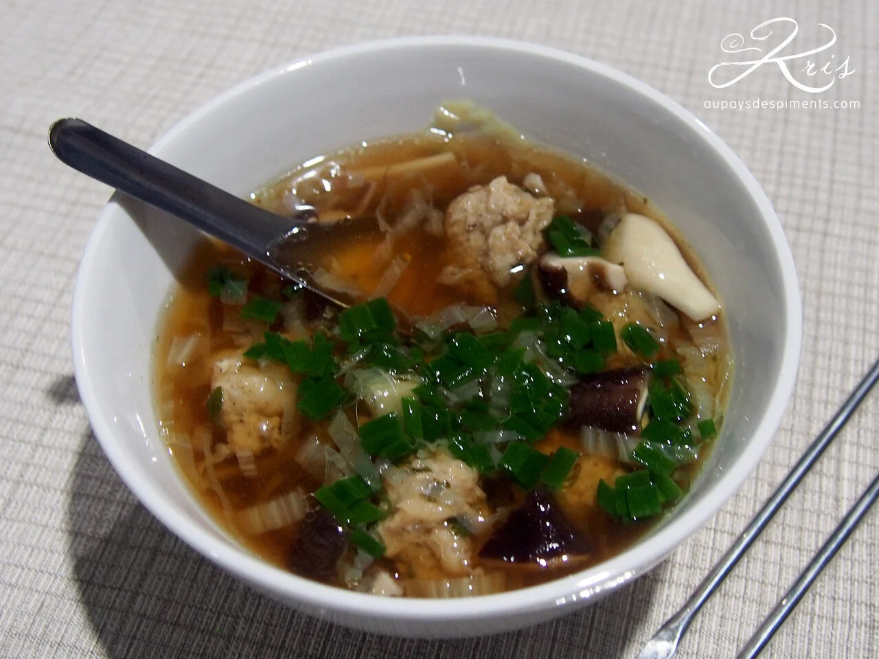Bouillon aux boulettes de poulet et champignons