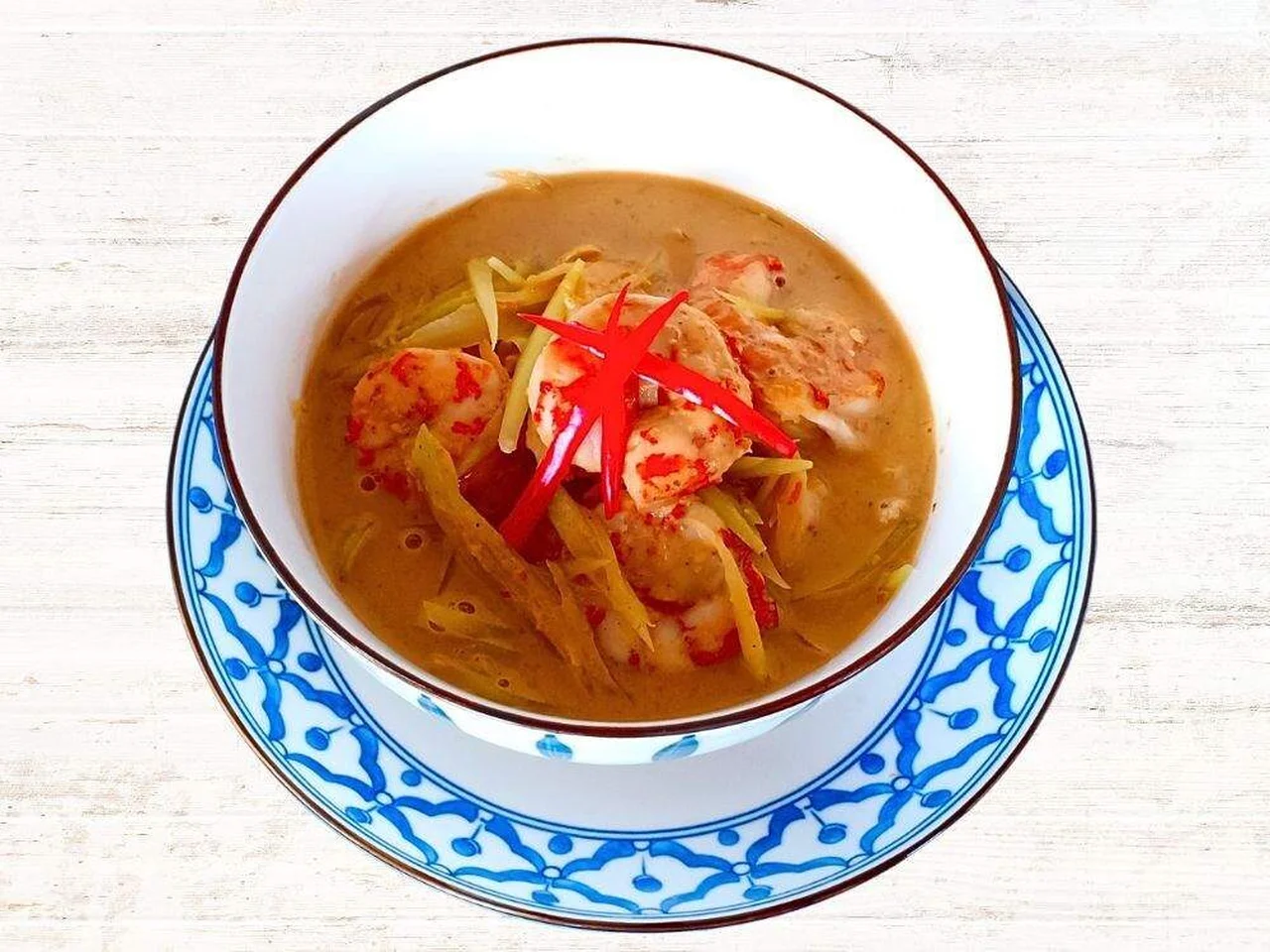 Curry rouge thaï aux crevettes et lait de coco