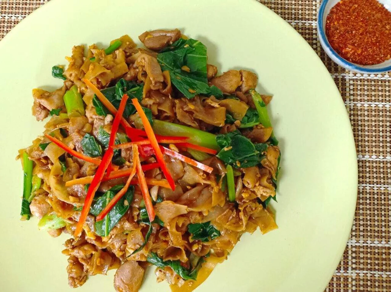Pad see ew : nouilles de riz sautées sauce soja