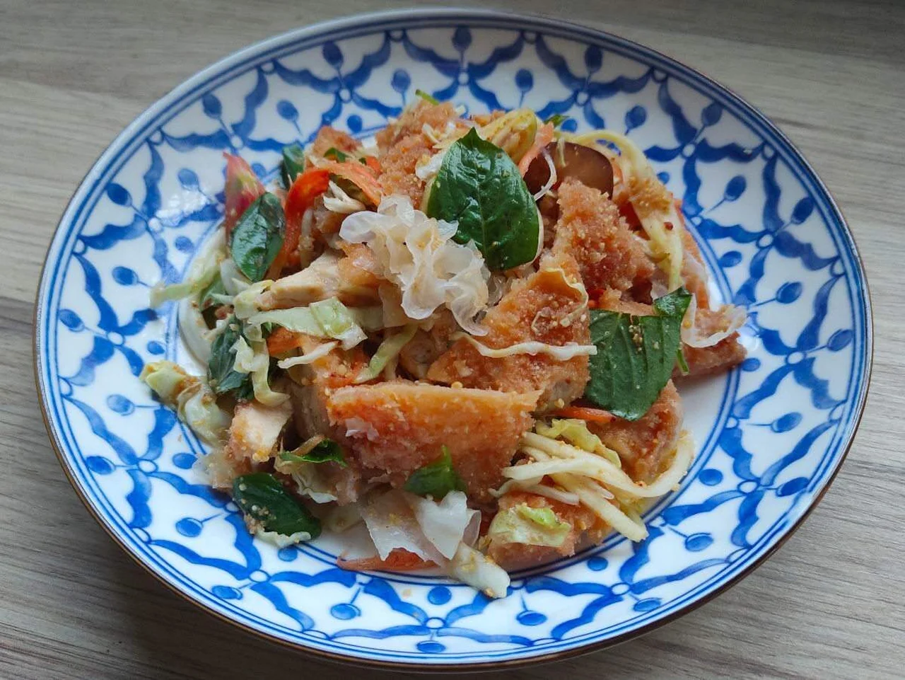 Salade de poulet croustillant yam gai krob