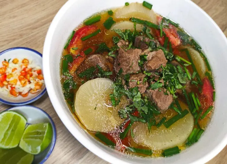 Soupe thaïe de boeuf à la citronnelle