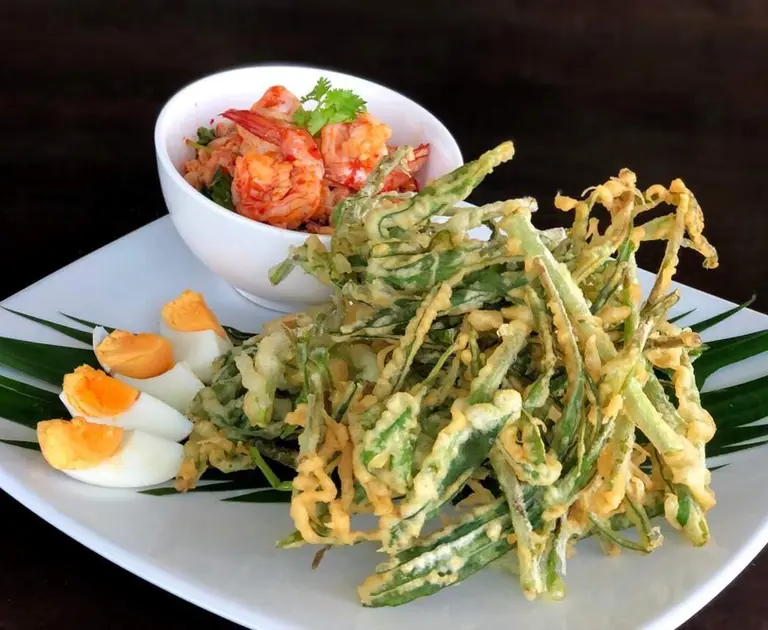 Tempuras de liserons d'eau, sauce coco-crevettes