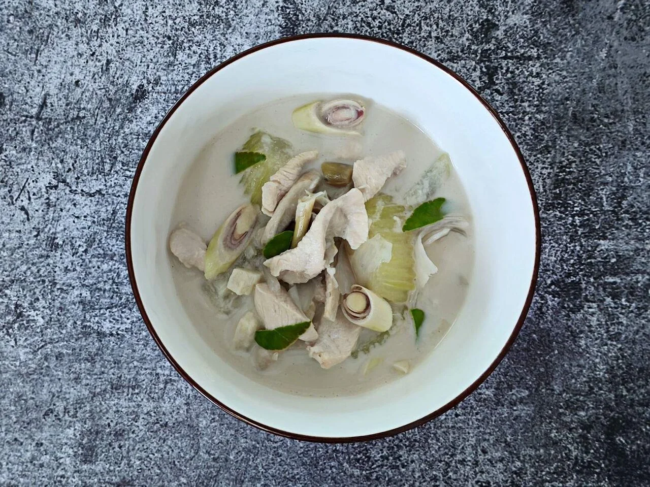 Tom Ka, soupe thaïe au lait de coco et à la citronnelle