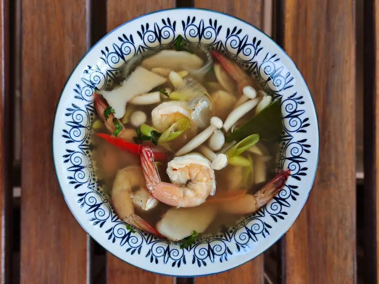 Tom yam, soupe thaïe à la citronnelle et aux crevettes