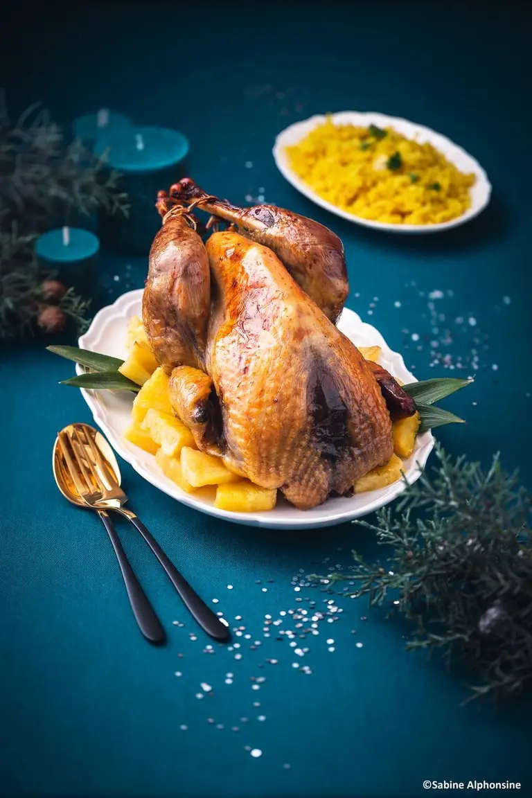 Chapon de pintade rôti à l'ananas et rhum ambré
