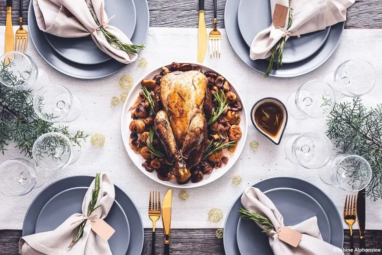 Pintade confite au vin blanc moelleux et romarin, farce aux marrons