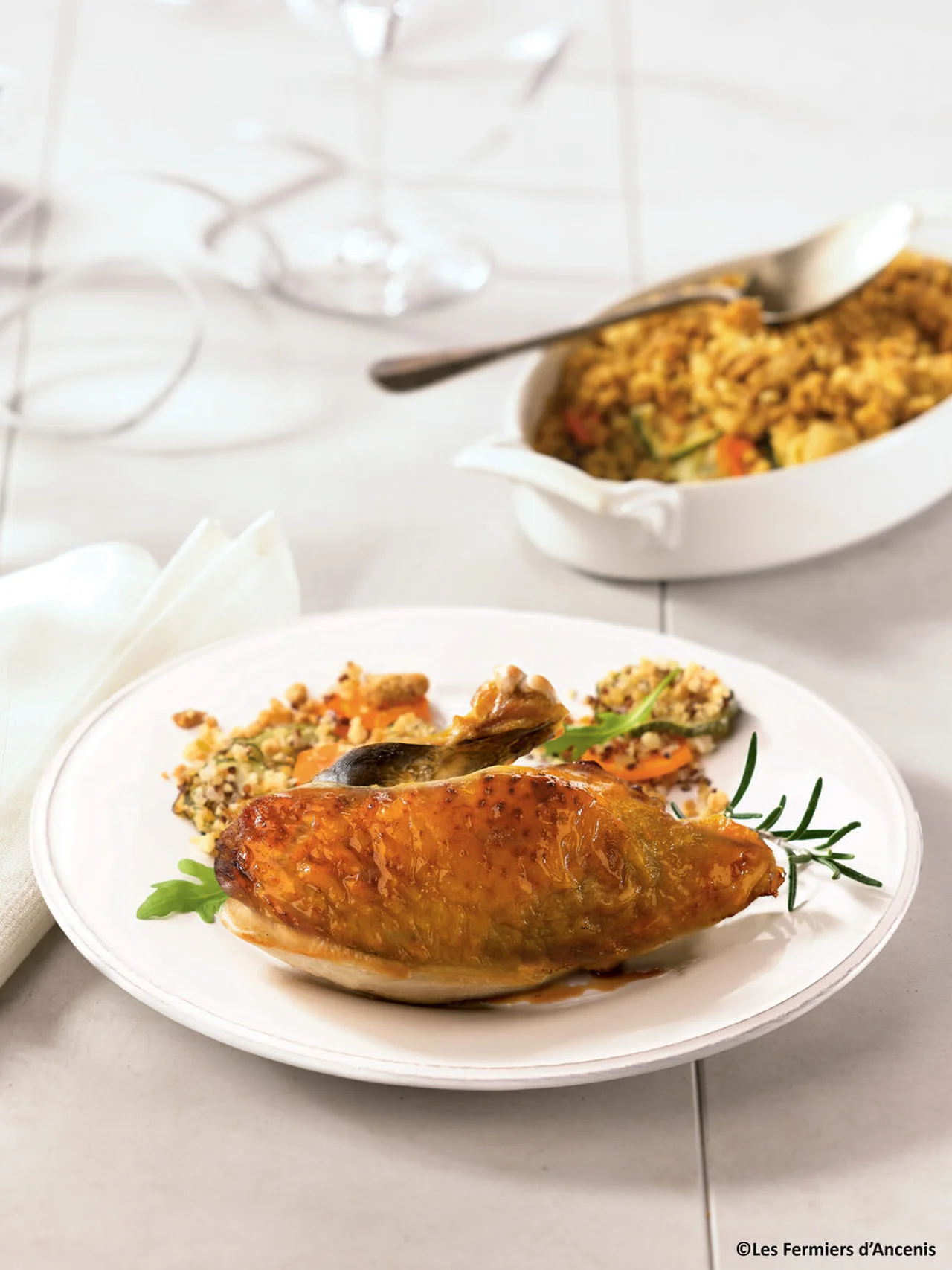 Suprême de pintade confit au miel, carottes et courgettes en crumble