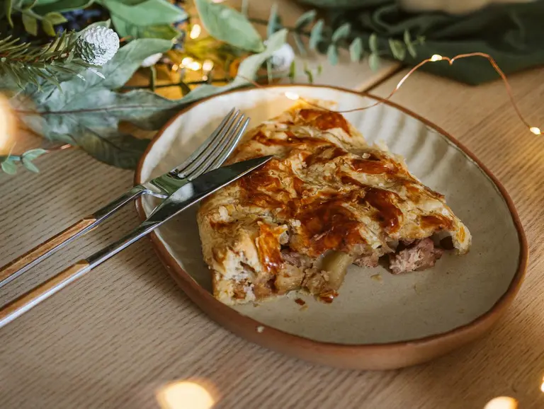 Tourte de pintade aux marrons, céleri, thym et laurier