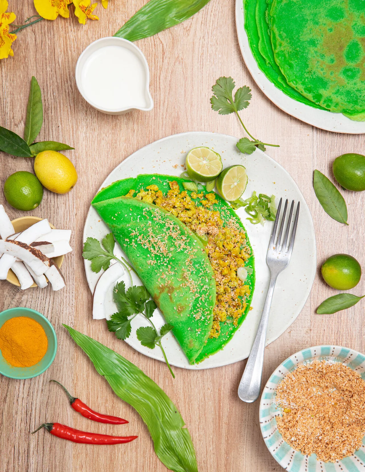 Crêpes au pandan, coco grillée et poulet curry