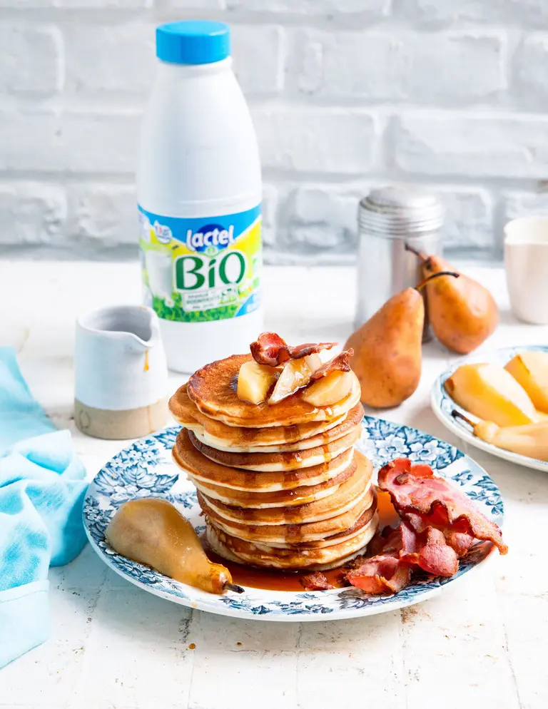 Pancakes bacon fumé et poires pochées au sirop d'érable