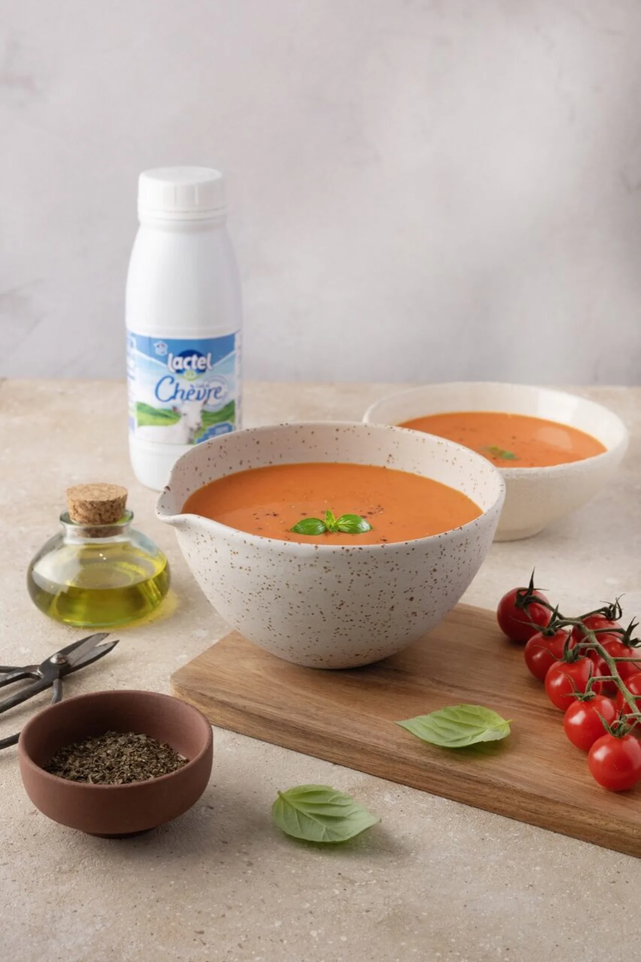 Velouté froid de poivrons, tomates et lait de chèvre