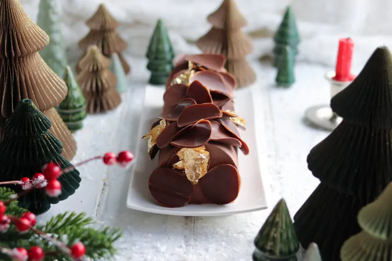 Bûche poire, caramel et noisettes