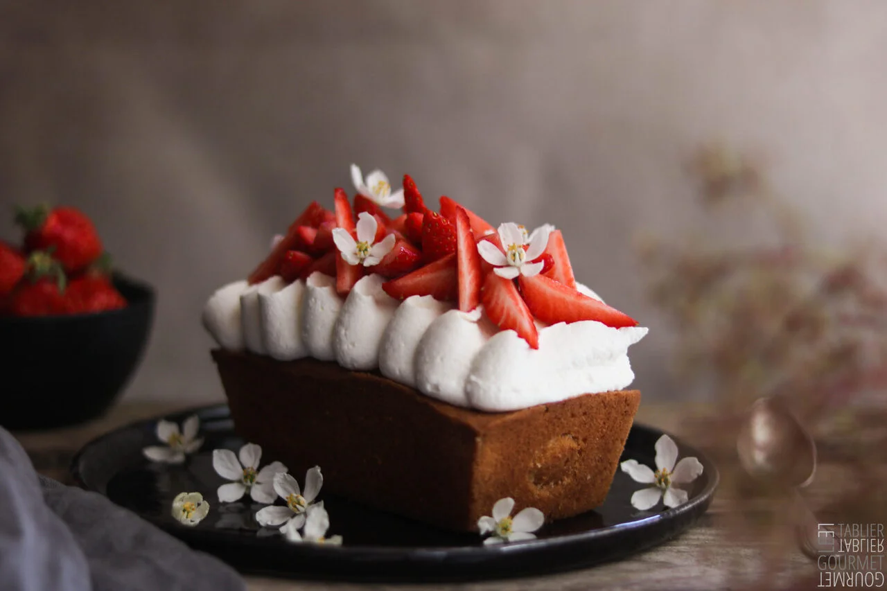 Le cake citron, fraise et fleur de sureau
