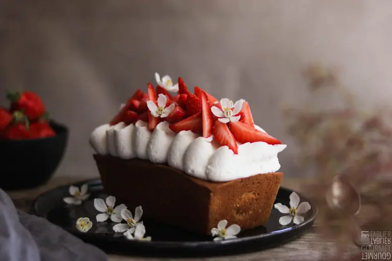 Le cake citron, fraise et fleur de sureau