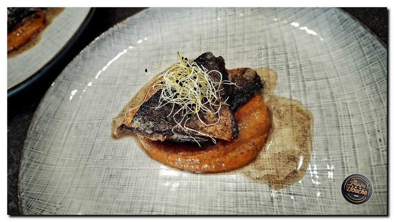 Filet de bar accompagné d'une purée de poivrons