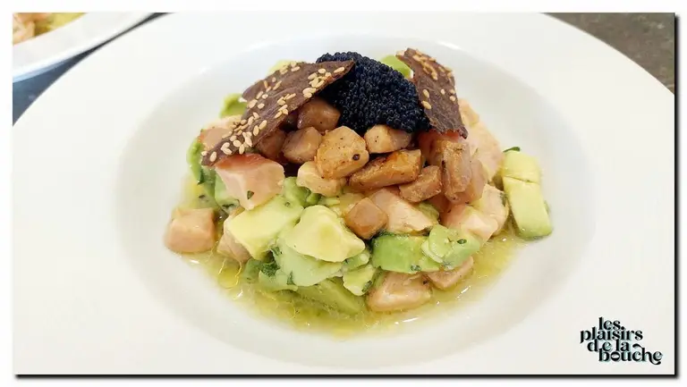 Thon sauté sur tartare de saumon à l'avocat