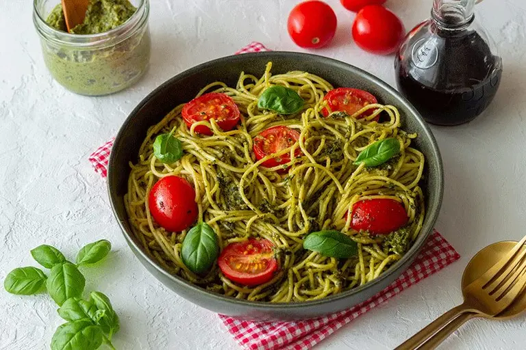 Pâtes au pesto et tomates cerises