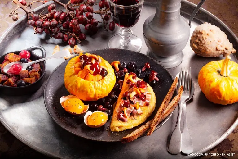 Omelette bourguignonne au vin rouge, courge et myrtilles