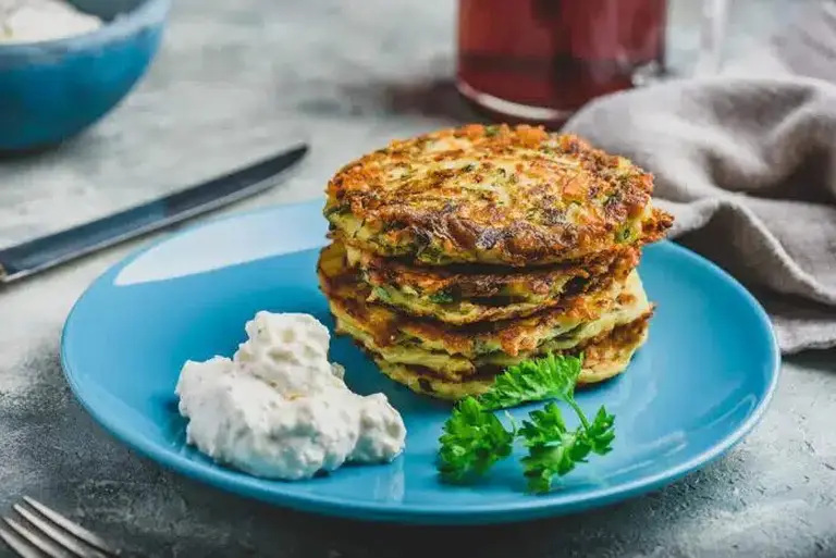 Röstis de courgette et leur sauce au parmesan