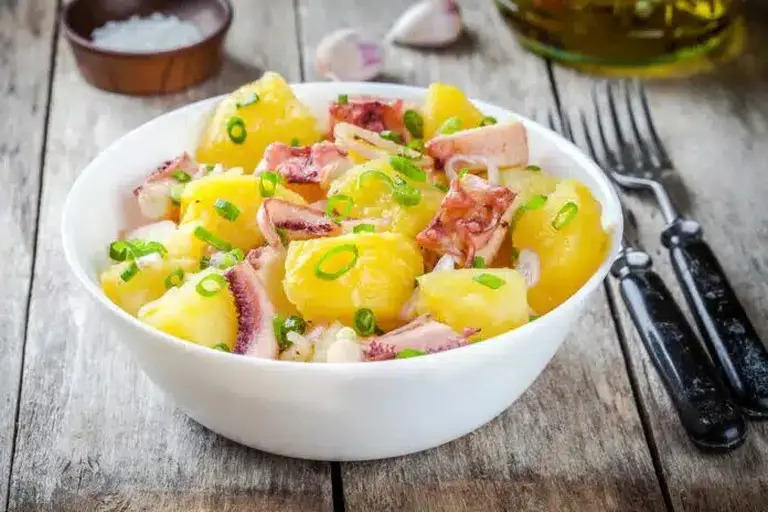 Salade de poulpe, pommes de terre et oignons
