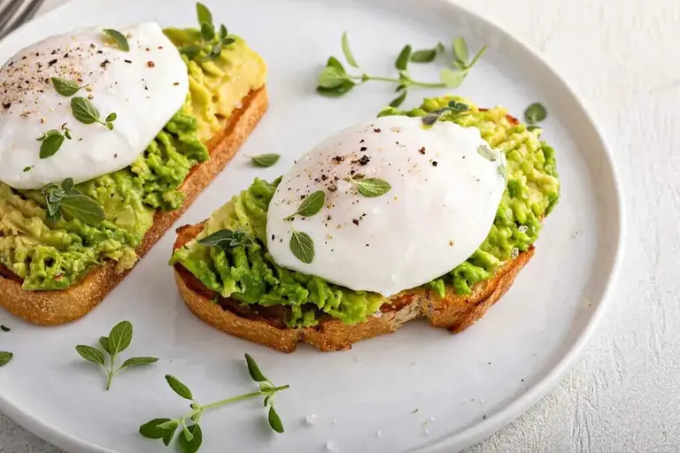 Toasts d'avocat et œufs pochés