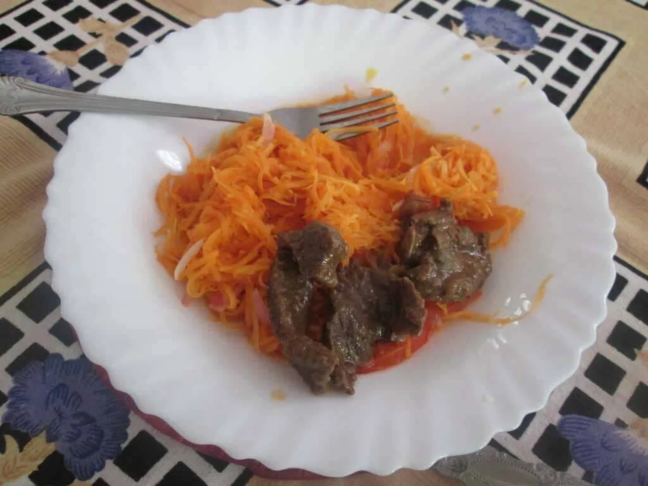 Bœuf grillé et achard de carottes