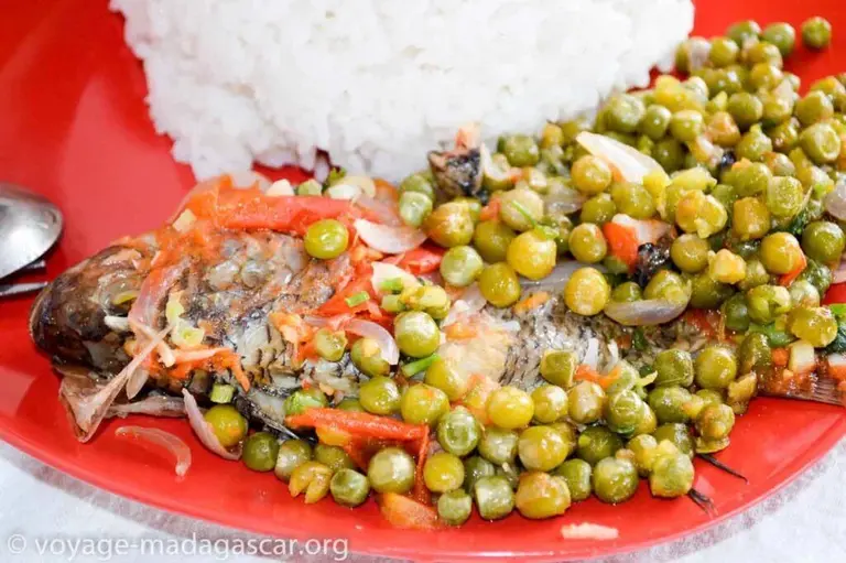 Poisson en sauce tomate et légumes