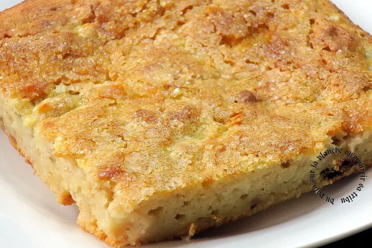Gâteau d'hiver pommes, bananes, raisins secs