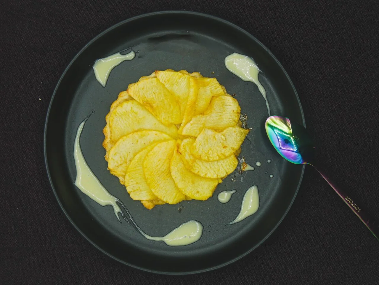 Fine tarte aux pommes et crème caramel
