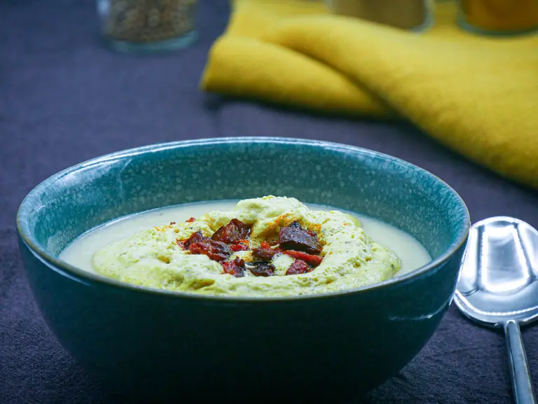 Velouté de panais, mousse de curry et chorizo