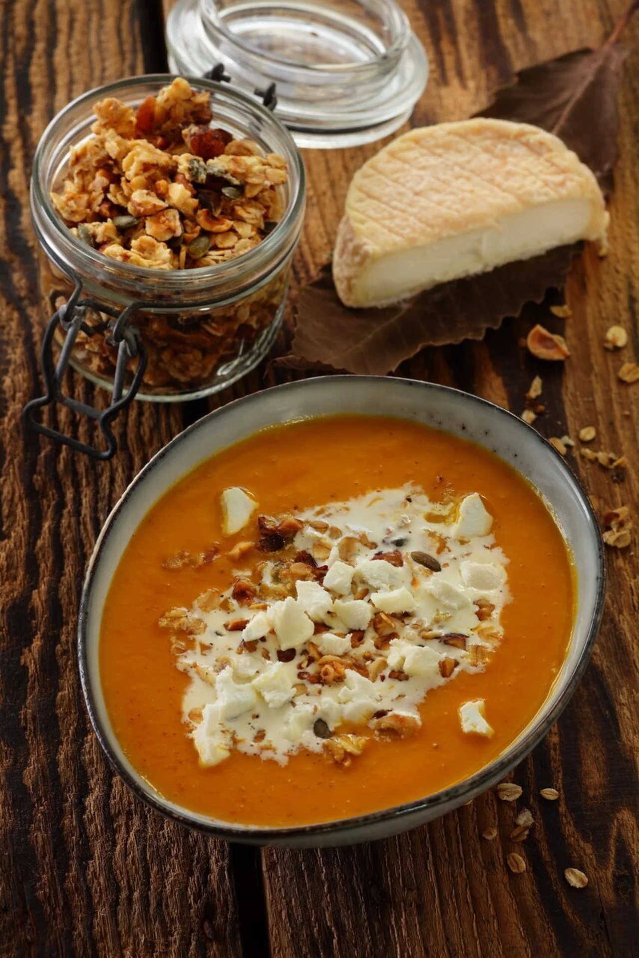 Soupe de potiron et carottes au granola et Mothais