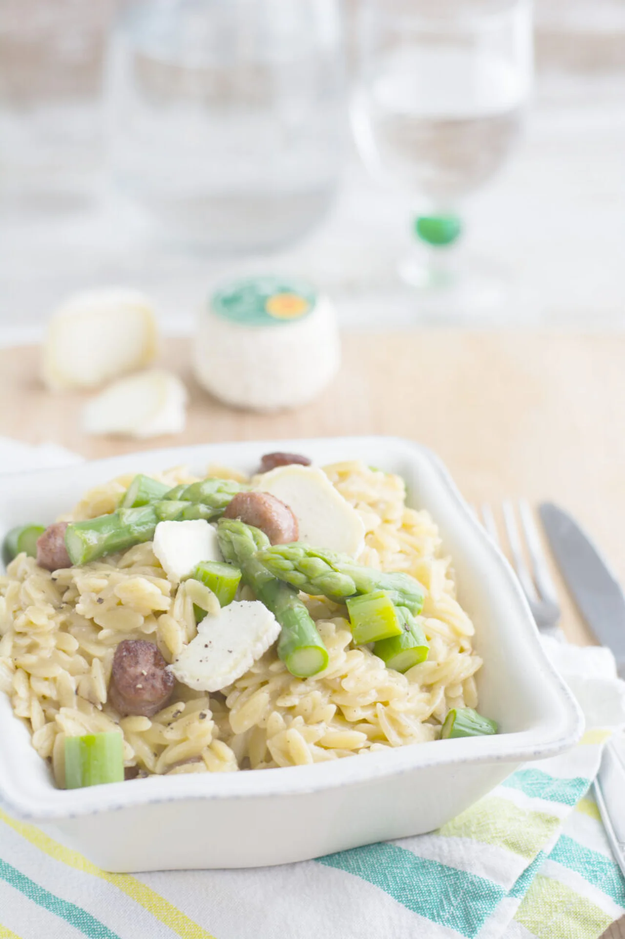 Orzotto d'asperges et chipolatas au Chavignol AOP