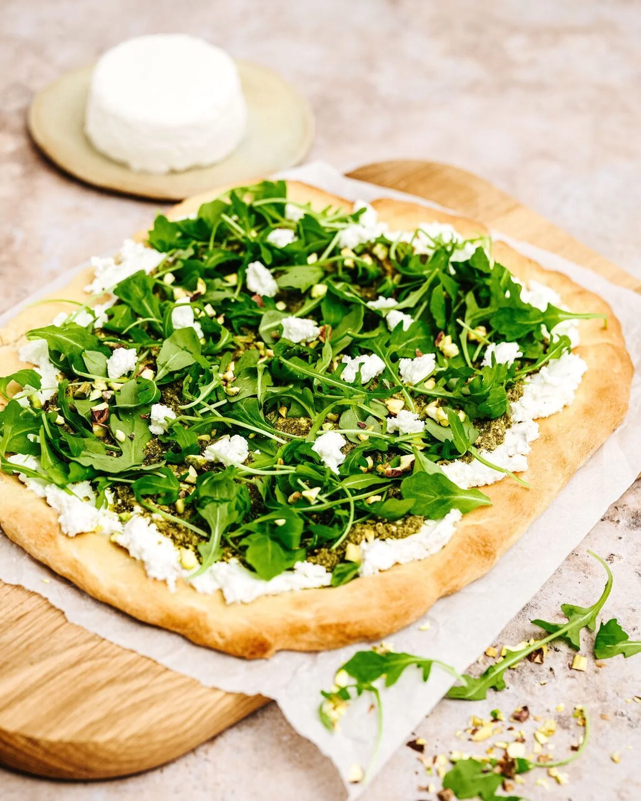 Pizza verte : pesto de roquette, pistaches et chèvre frais