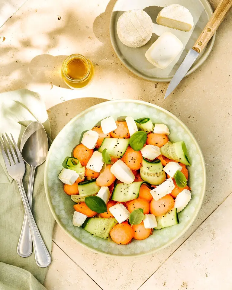 Salade fraîcheur au melon, concombre et Chavignol AOP