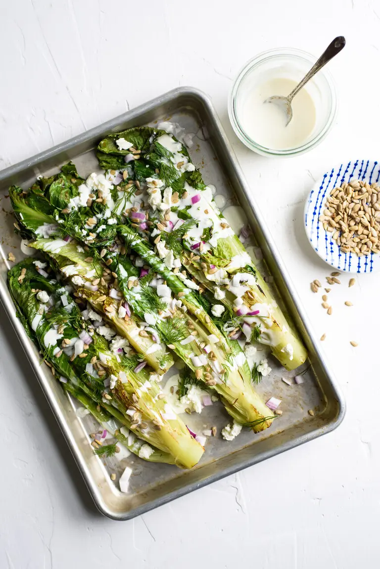 Salade romaine grillée, vinaigrette crémeuse au chèvre frais