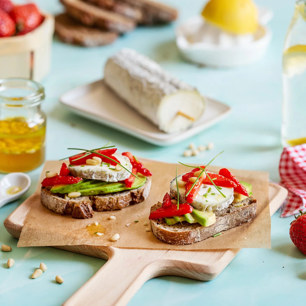 Tartine de Sainte Maure de Touraine AOP, fraises et avocat